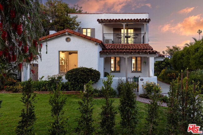 Building Photo - 864 Wellesley Ave