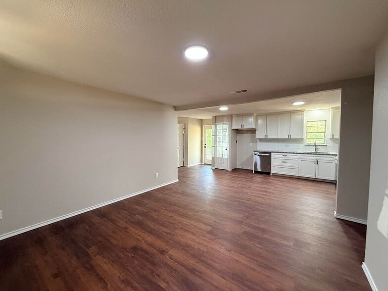 Building Photo - 4026 Dixon Cir