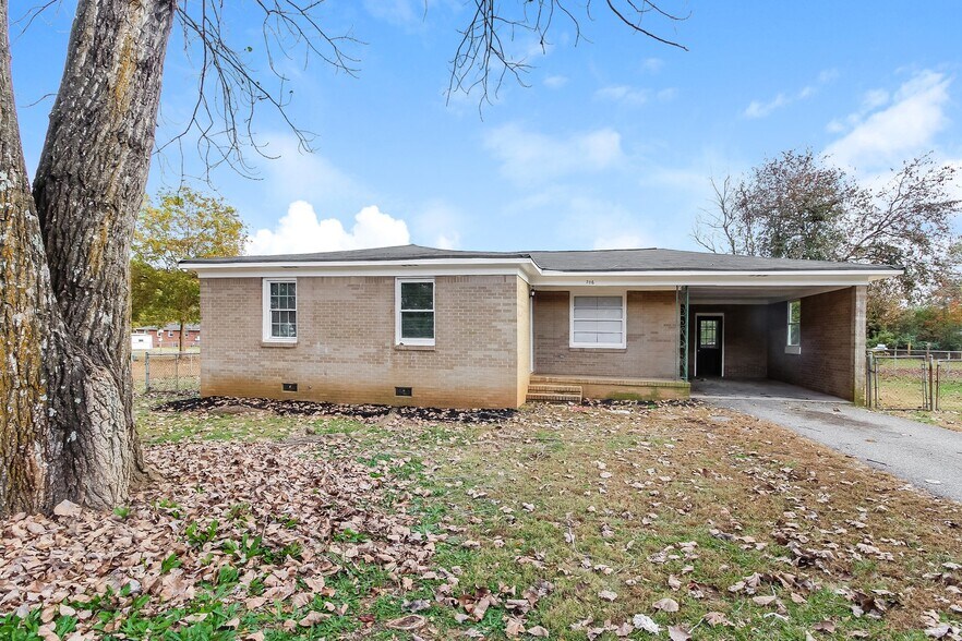 Building Photo - 706 Woodmont Cir