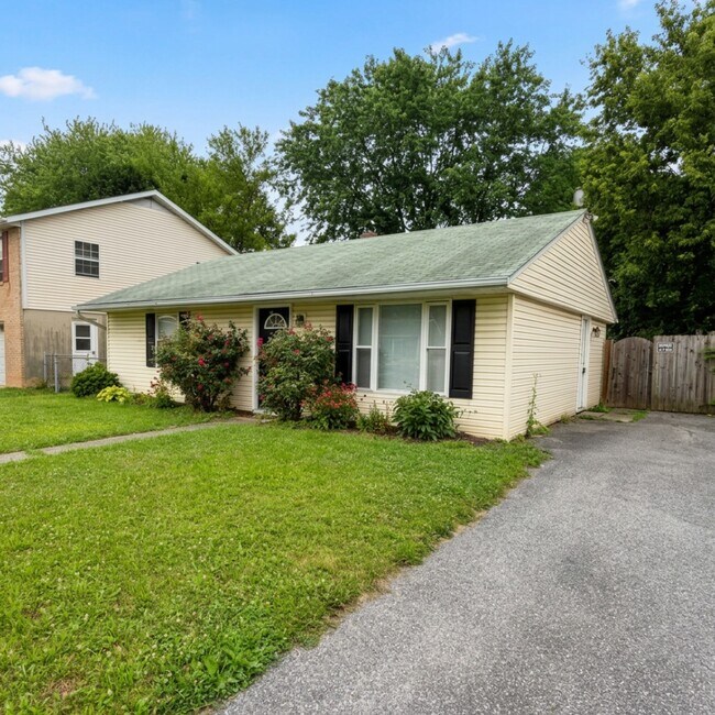 Building Photo - 421 Banksia Dr