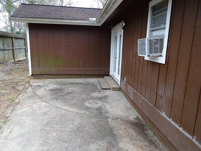Building Photo - 160 Custers Ct
