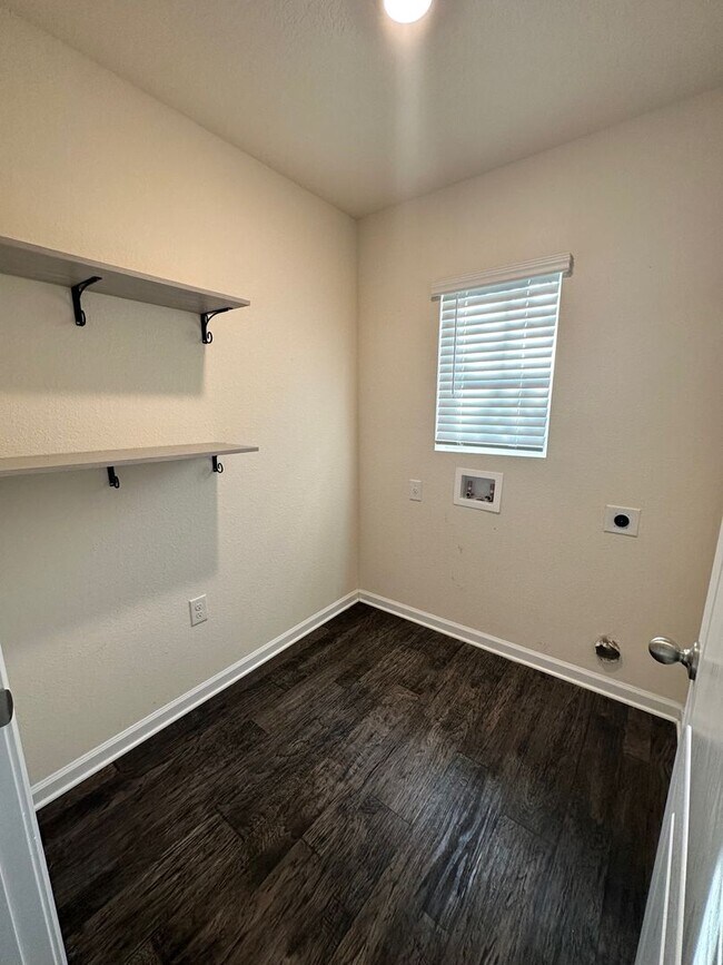Building Photo - 108 Teakwood Dr