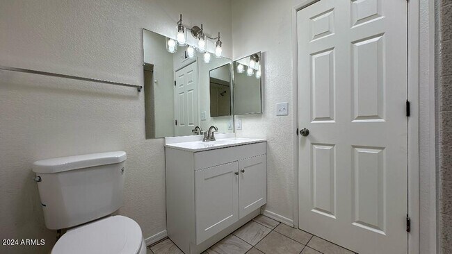 Building Photo - 3850 Blackbird Dr