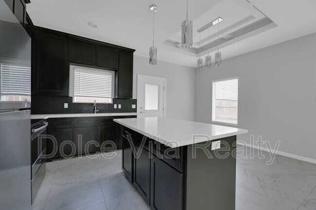 Building Photo - 1012 E la Cantera Ave