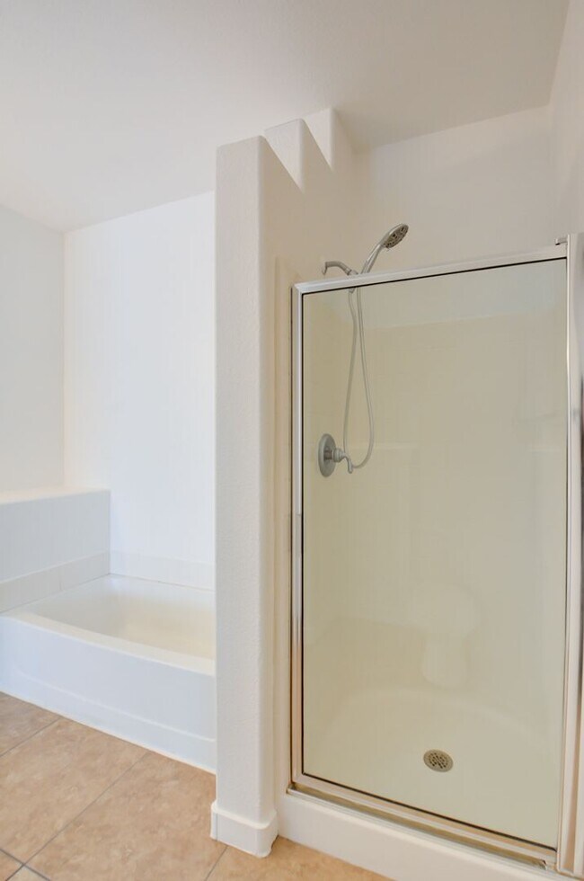 Building Photo - CLEAN, move in ready~GATED and super COMMUNITY!