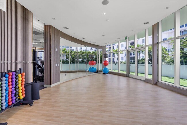 Building Photo - 700 NE 24th St