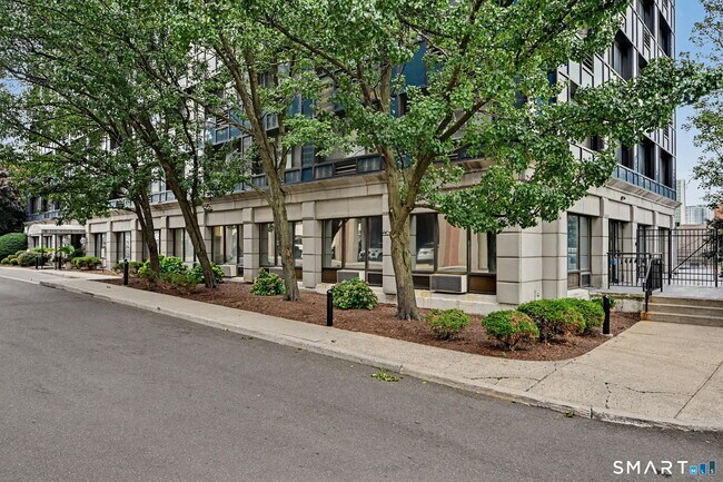 Building Photo - 300 Broad St