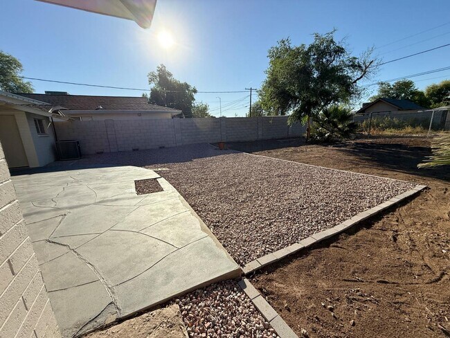 Building Photo - 1049 E 2nd Ave