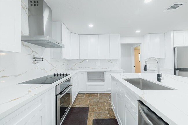 Building Photo - 10055 Larston St