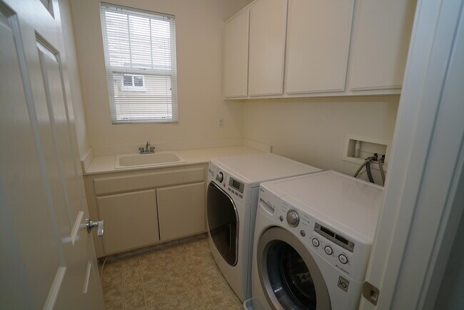 Building Photo - Creekside 3 Bedroom Rental Home in Valencia!