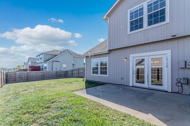 Building Photo - Fenced in backyard!