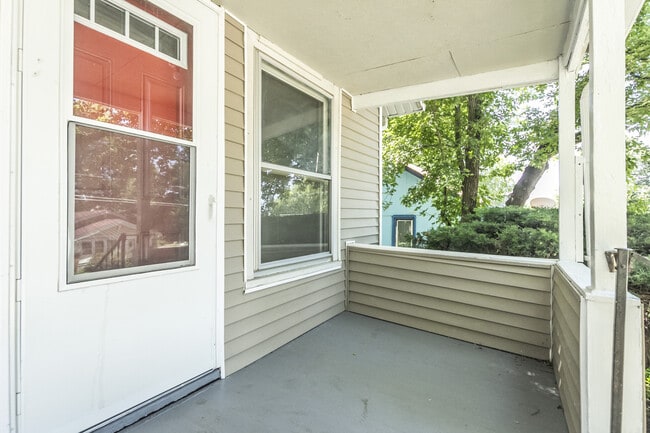 Building Photo - 2 Bedroom 1 Bath Fully Remodeled