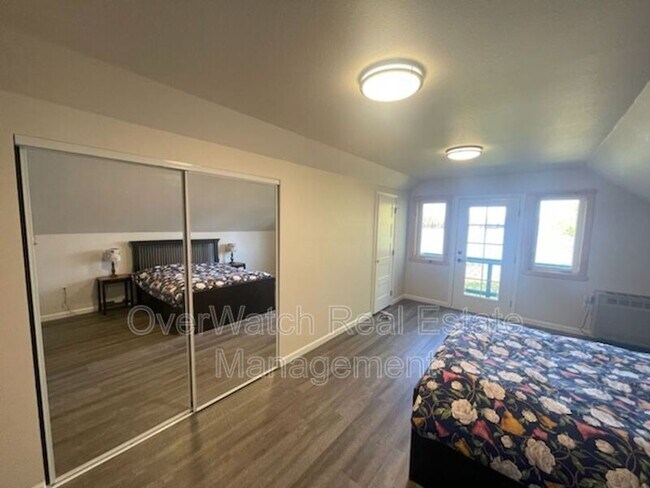 Building Photo - 1047 S Wolf Rd