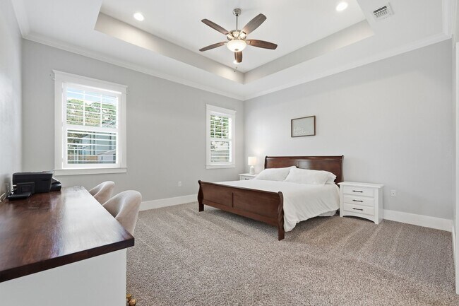 Building Photo - Stunning 4 Bedroom Home with Solar Energy & Private Pool!
