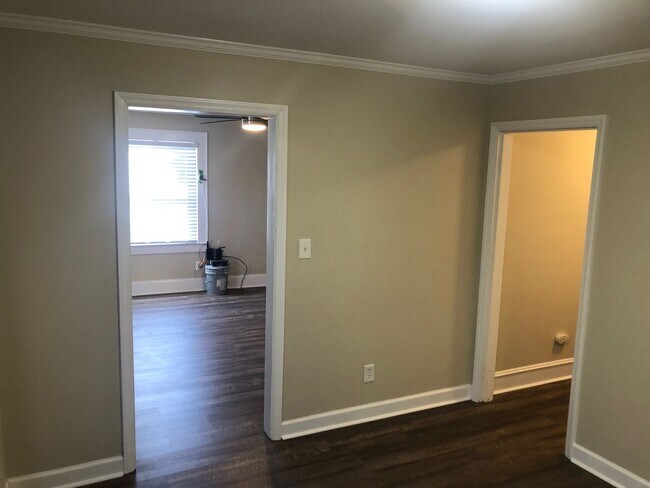 Building Photo - Four bedroom, 2 bath house in Burlington
