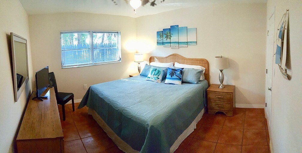Easily fits king bedroom suite. - 7006 Midnight Pass Rd