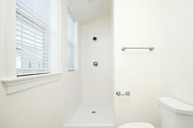 Building Photo - Light-Filled, Dog-Friendly Old Trail Townhome