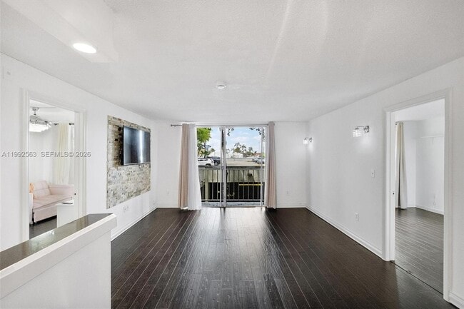 Building Photo - 1720 NW N River Dr