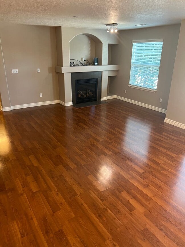 Building Photo - Beautiful Daybreak Condo