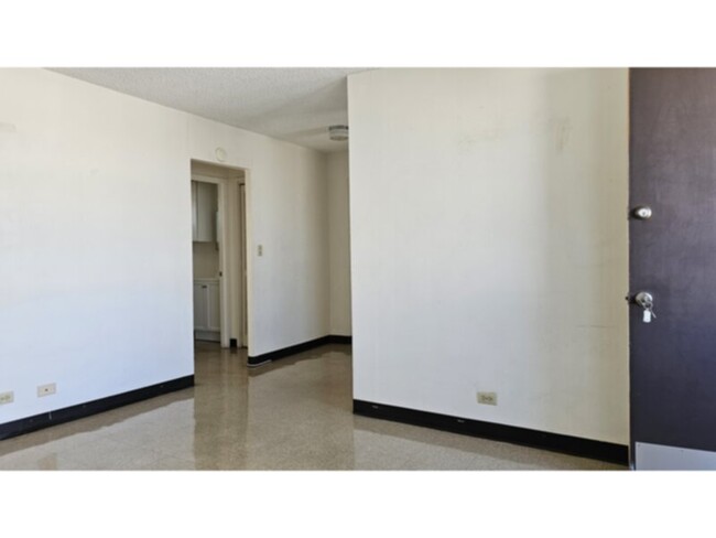 Building Photo - 1 bedroom, 1 bath, 1 parking near UH