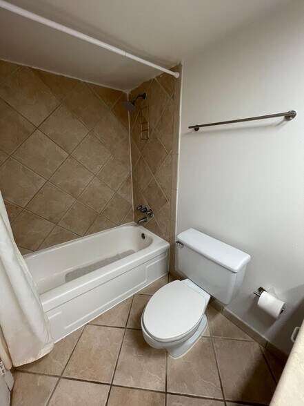 Full Bath - 6770 Indian Creek Dr