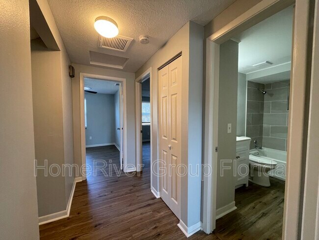 Building Photo - 1200 Lake Valrico Ln