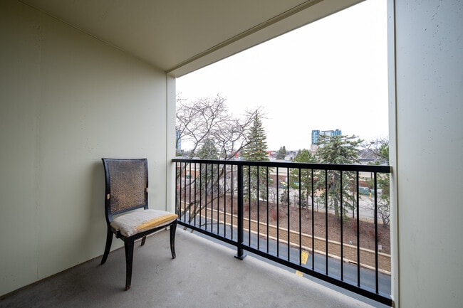 Building Photo - 7200 York Ave S