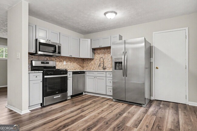 Building Photo - 1315 Pineglen Dr