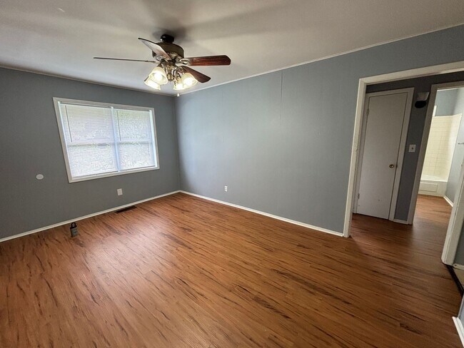 Building Photo - 8831 Country Club Dr