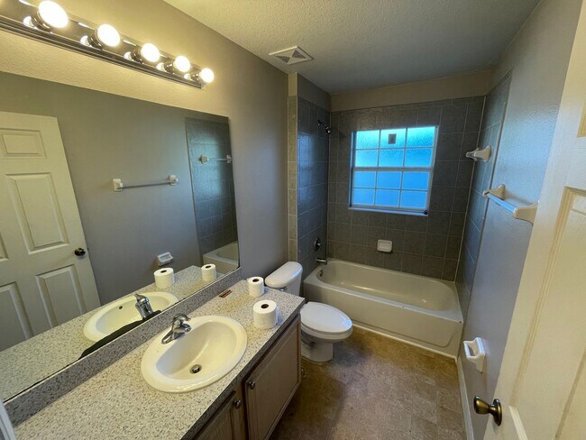 Building Photo - Spacious 3/2 in Quiet Neighborhood!