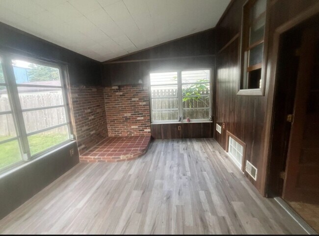 Building Photo - 360 Lemert St