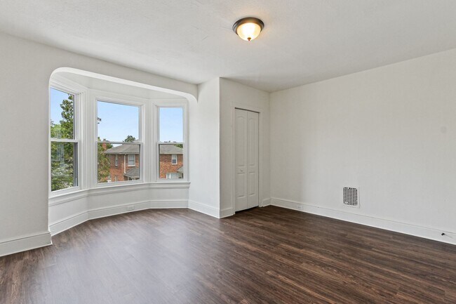 Building Photo - Spacious 5 Bedroom Home w/ Balcony, Porch & Yard Space!