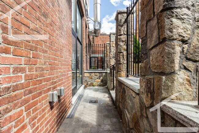 Building Photo - 1 bed 1 bath LOFT in Fenway..... don't miss out!! SEPT 1st