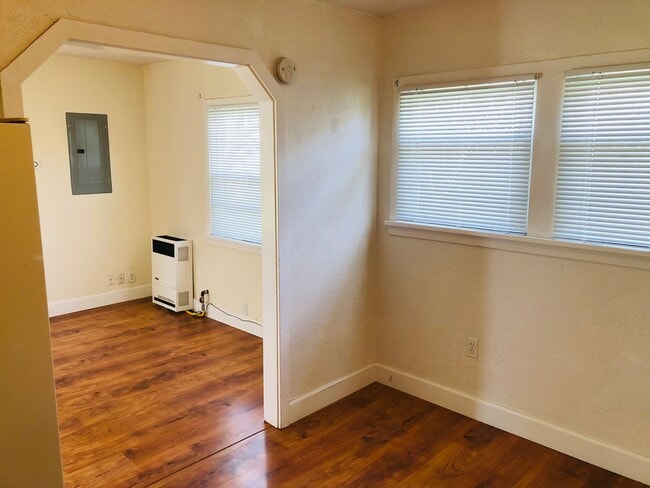 Building Photo - Freshly updated 3-bedroom 1 bath house off of River Rd. MOVE IN SPECIAL!