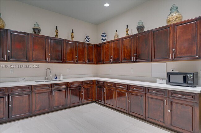 Building Photo - 2741 NE 4th St