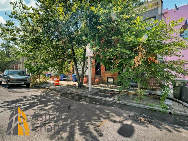 Building Photo - Classic Brick Rowhome with Rooftop Views