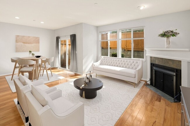 Building Photo - Spacious 3 bed Townhome