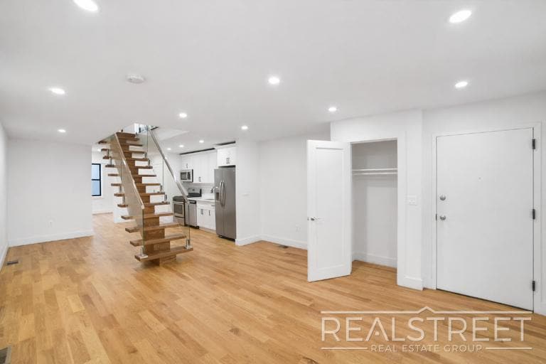 Building Photo - Magnificent 4 Bed 3.5 Bath Brownstone Duplex in Crown Heights