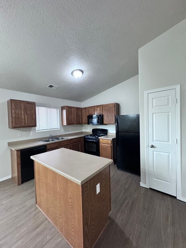 Building Photo - Great 3 bed, 2 bath, 1575 sq ft home in Huning Ranch!
