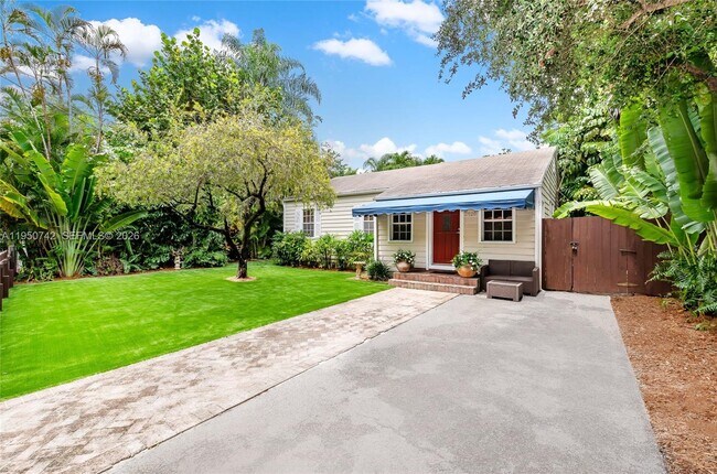 Building Photo - 2920 SW 30th Ct