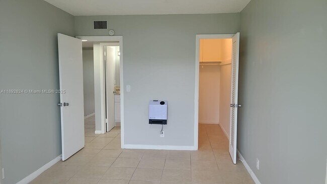 Building Photo - 287 Norwich L