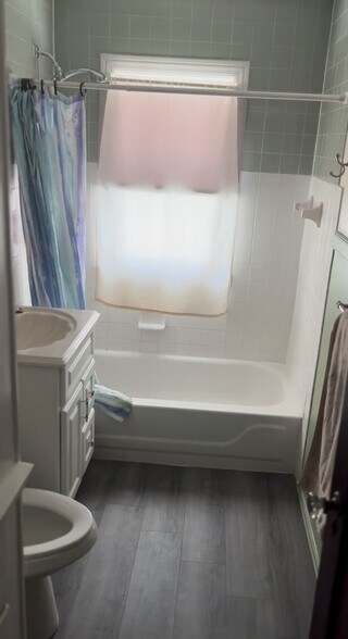 New re.odled bath - 210 Woodbine Ave