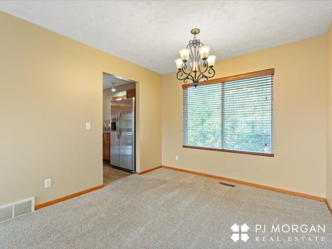 Building Photo - 4 bedroom, 3 bathroom - Available 9/15- Co...