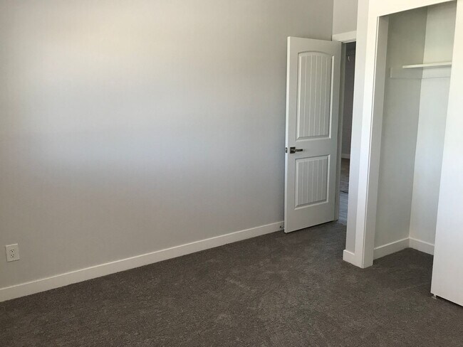 Building Photo - 3 bedroom updated Townhome