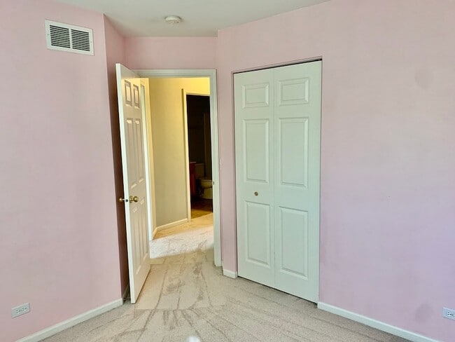 Building Photo - 929 Summit Creek Dr