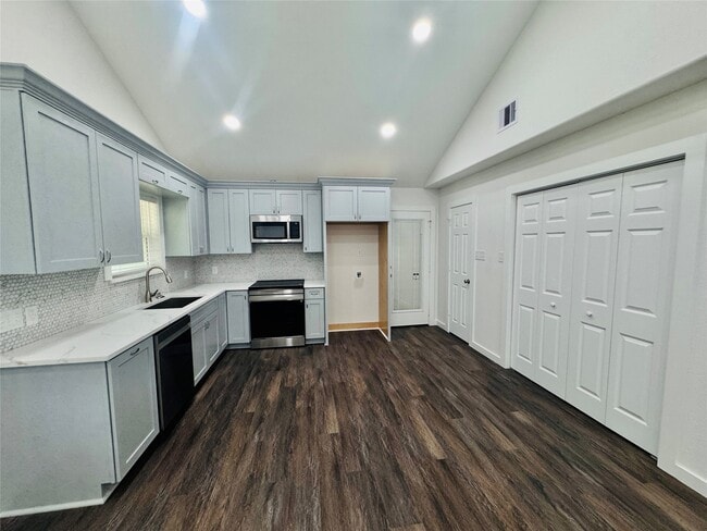 Building Photo - 20 Pine Trail