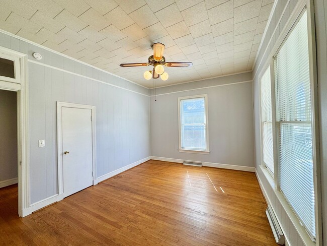 Building Photo - Come Check Out This Adorable Home!