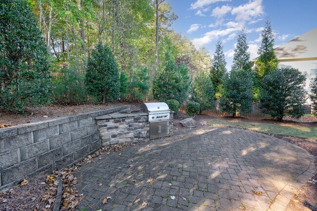 Building Photo - Stunning 5-Bedroom, 5-Bathroom Home with Chef's Kitchen and Luxurious Features