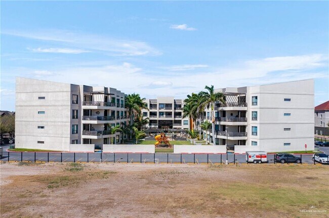 Building Photo - 26 Travis St