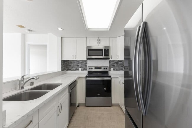 Building Photo - 1341 Kapiolani Blvd